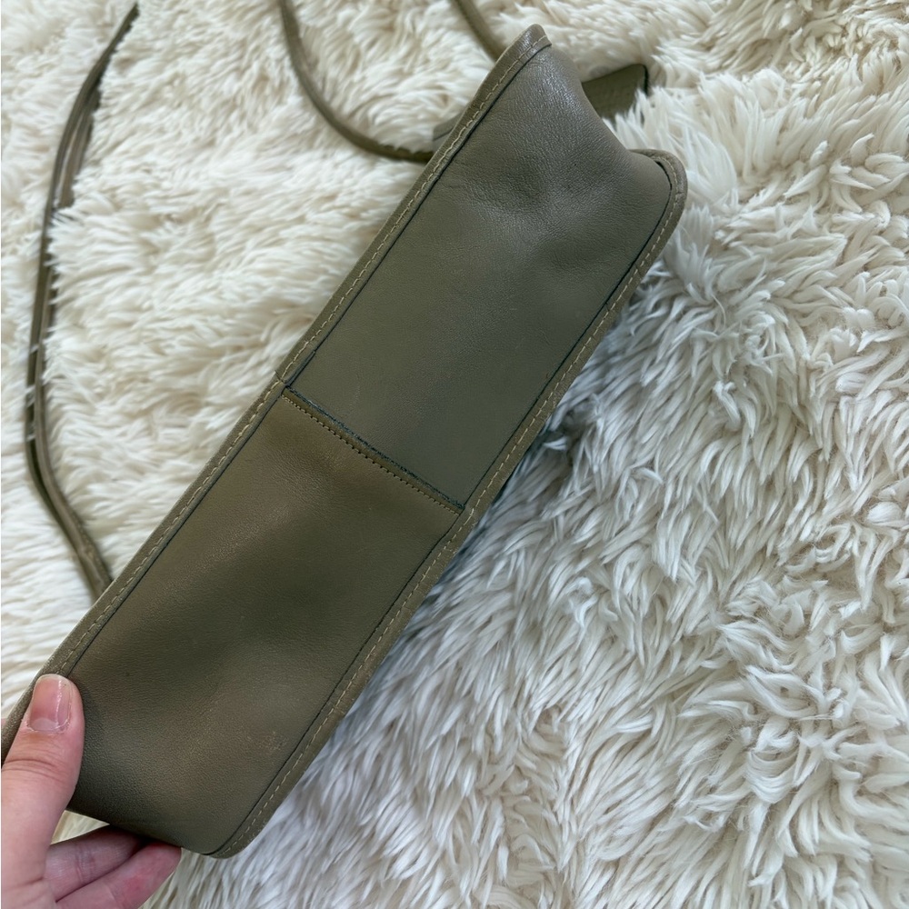 Structured Shoulder Bag in Taupe Leather - Picture 3 of 5
